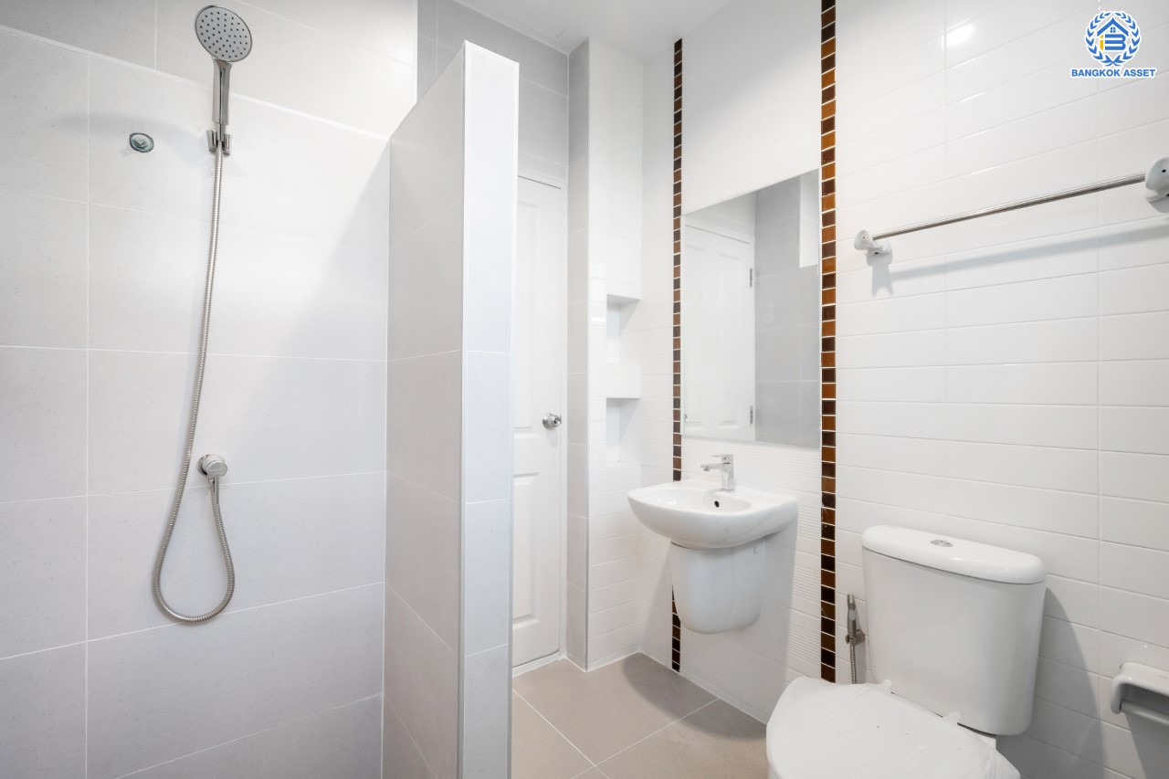 บ้านมือสองตกแต่งใหม่ ม.วิลล่าการ์เด้น2 บางกรวย-ไทรน้อย หลังมุม เนื้อที่ 51.5 ตร.ว. ฟังก์ชัน 3 ห้องนอน 3 ห้องน้ำ จอดรถได้ 2 คัน บรรยากาศเป็นส่วนตัว บนทำเลศักยภาพ ใกล้เซ็นทรัลเวสต์เกต เชื่อมต่อหลายเส้นทาง ถ.รัตนาธิเบศร์, ถ.กาญจนาภิเษก และราชพฤกษ์ และรถไฟฟ้า "สถานีบางพลู"...